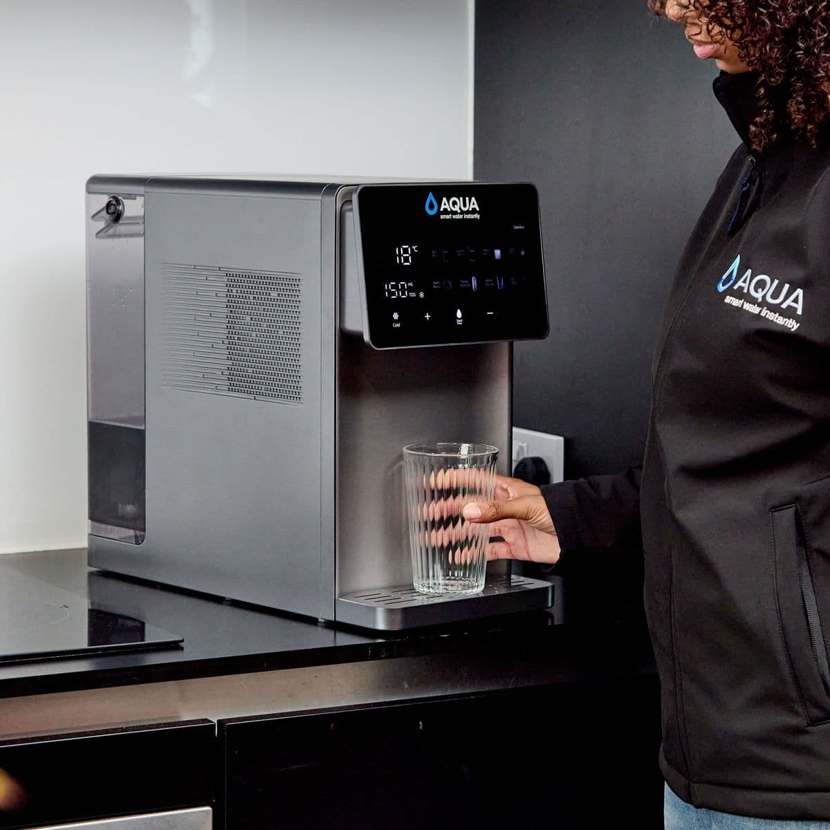 Placing a glass under the Aqua dispenser